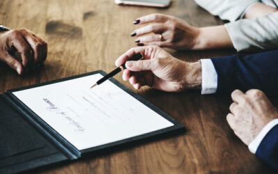 mennesker underskriver en kontrakt