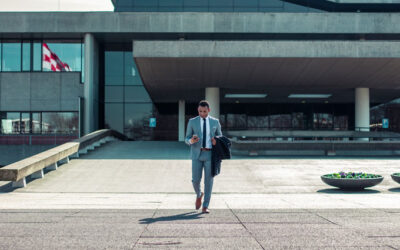 mand-udenfor-bygning1