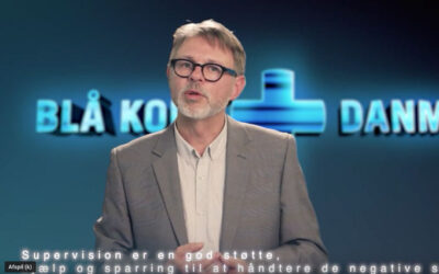 Asger Neumann foran Blå Kors Logo