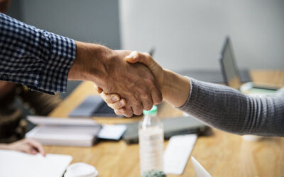 to mennesker giver hånd