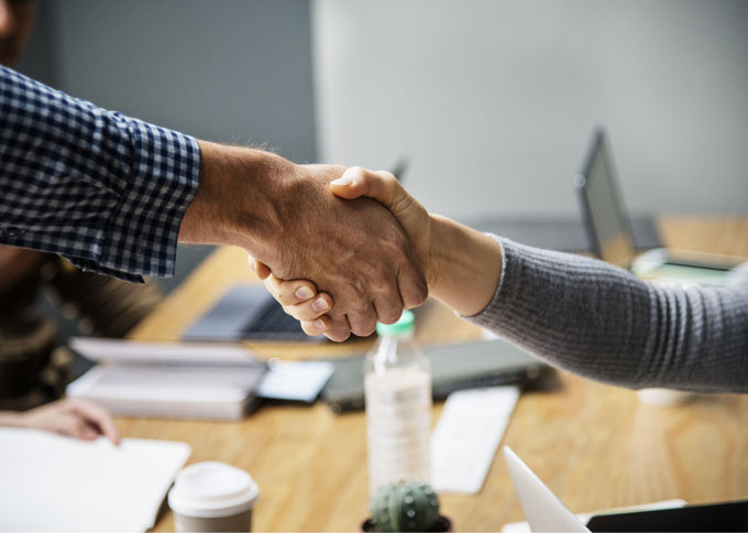 to mennesker giver hånd