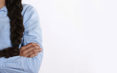 kvinde med korslagte arme