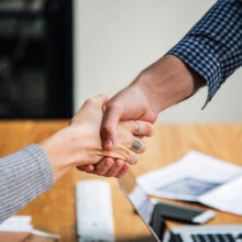 To personer giver hånd