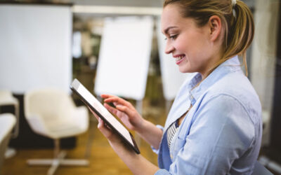 Kvinde til virtuelt møde