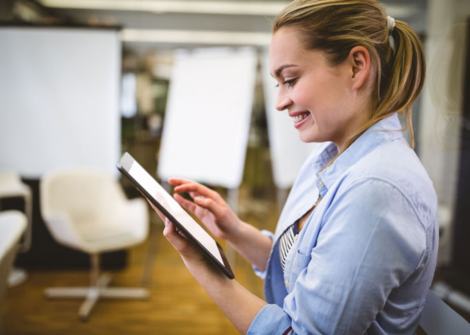 Kvinde til virtuelt møde