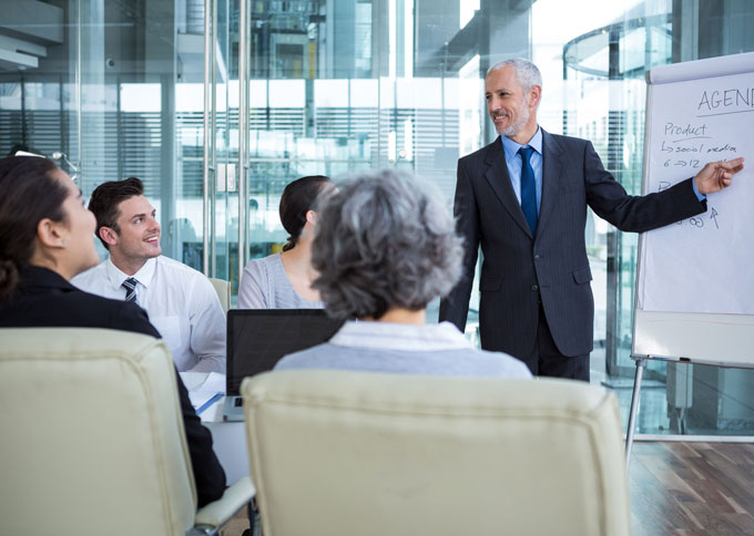 Mennesker holder møde
