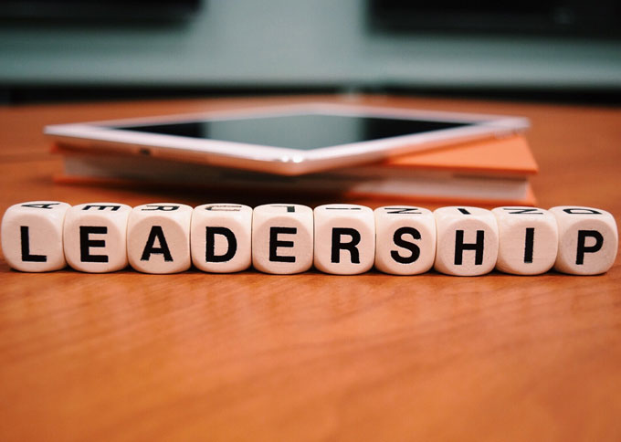 Terninger med teksten "leadership"