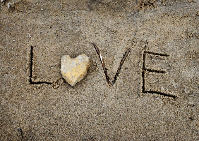 Ordet love skreveet i sand