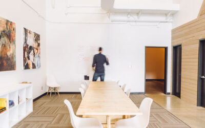 leder står alene ved en tavle