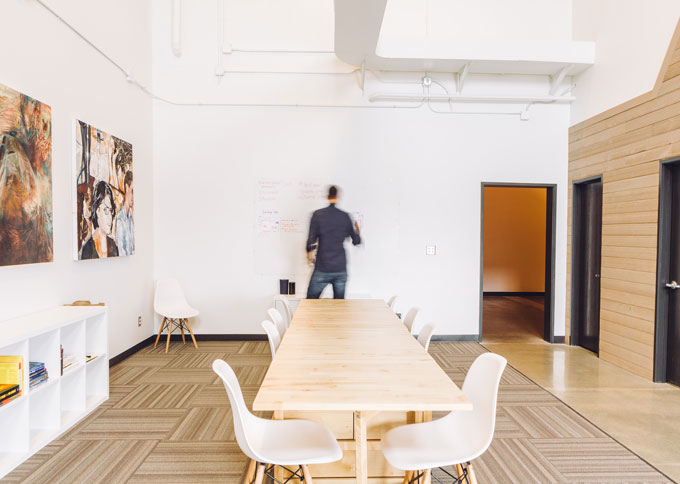 leder står alene ved en tavle