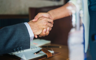 to generationer giver hånd