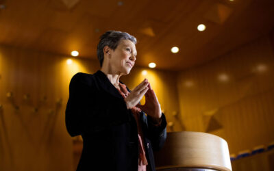 klumme-eksponeret1 leder holder tale